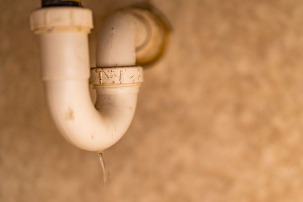 Siphon unter einem Waschbecken