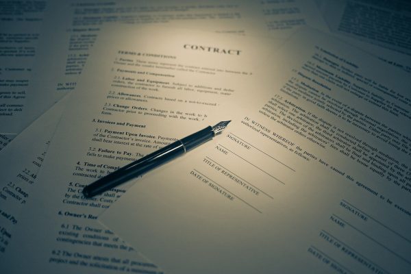 Vertrag mit Unterschrift