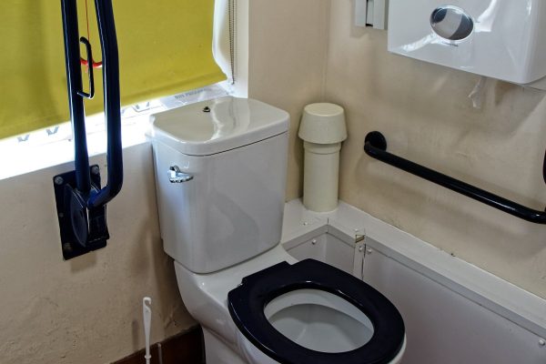 Wandhängendes WC in einem Badezimmer
